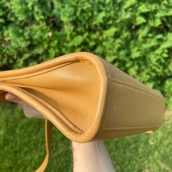 VINTAGE COACH BAG (RARE COLOR) - Picture 6 of 13